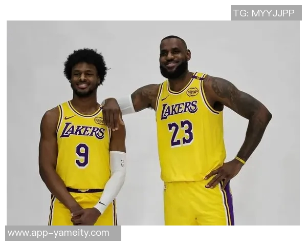 父子同台创历史詹姆斯与布朗尼在NBA赛场上携手共进 父子同台创历史詹姆斯与布朗尼在NBA赛场上携手共进