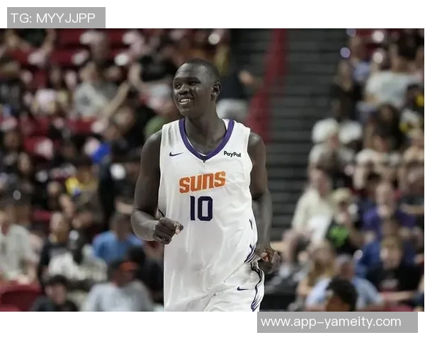 布克赞马卢阿奇表现出色积极拼搏与身体对抗令人印象深刻