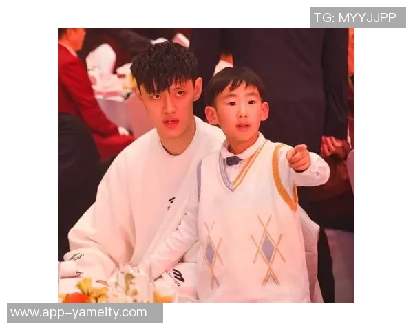 周琦儿子糊糊与曾凡博亲密互动温馨瞬间引发关注 周琦儿子糊糊与曾凡博亲密互动温馨瞬间引发关注