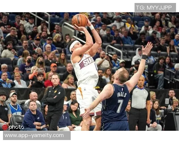 布克上半场表现出色14分9助攻展现控卫风范引领球队进攻