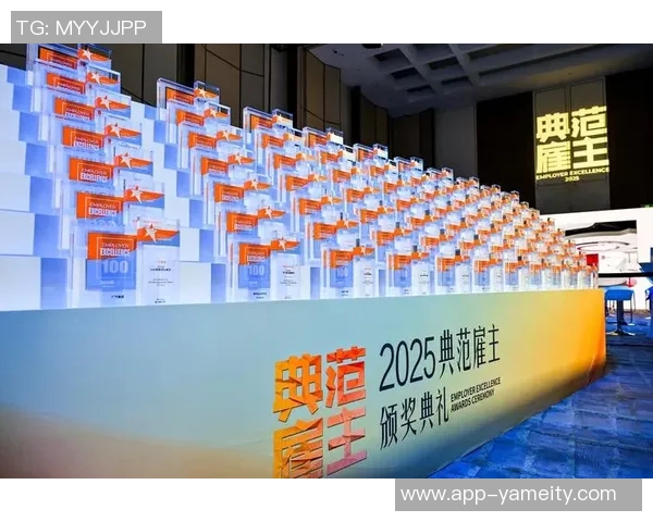 谢尔基分享全场最佳奖杯照片庆祝2025年完美收官时刻